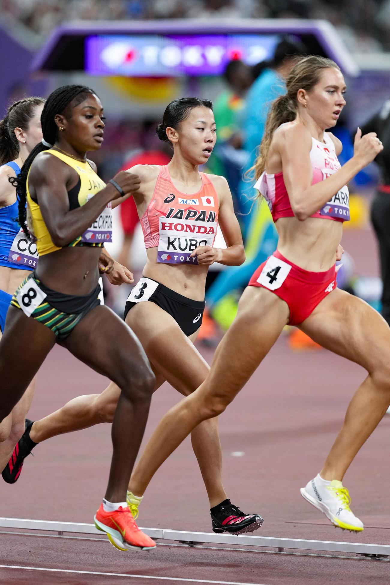 女子800メートル 予選　力走する久保凜（中央）（共同）