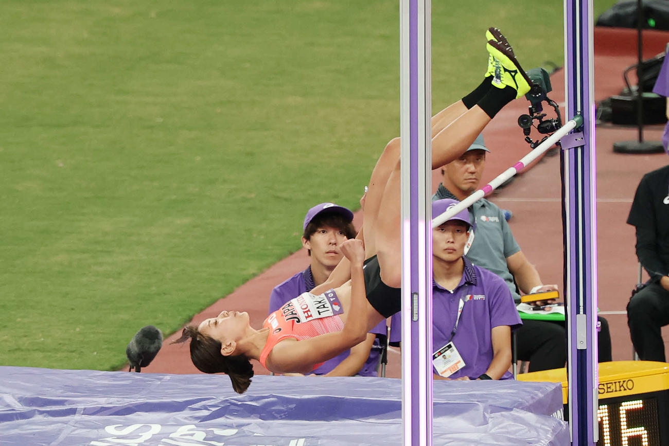 女子走り高跳び予選　1メートル83をクリアする高橋（撮影・宮地輝）