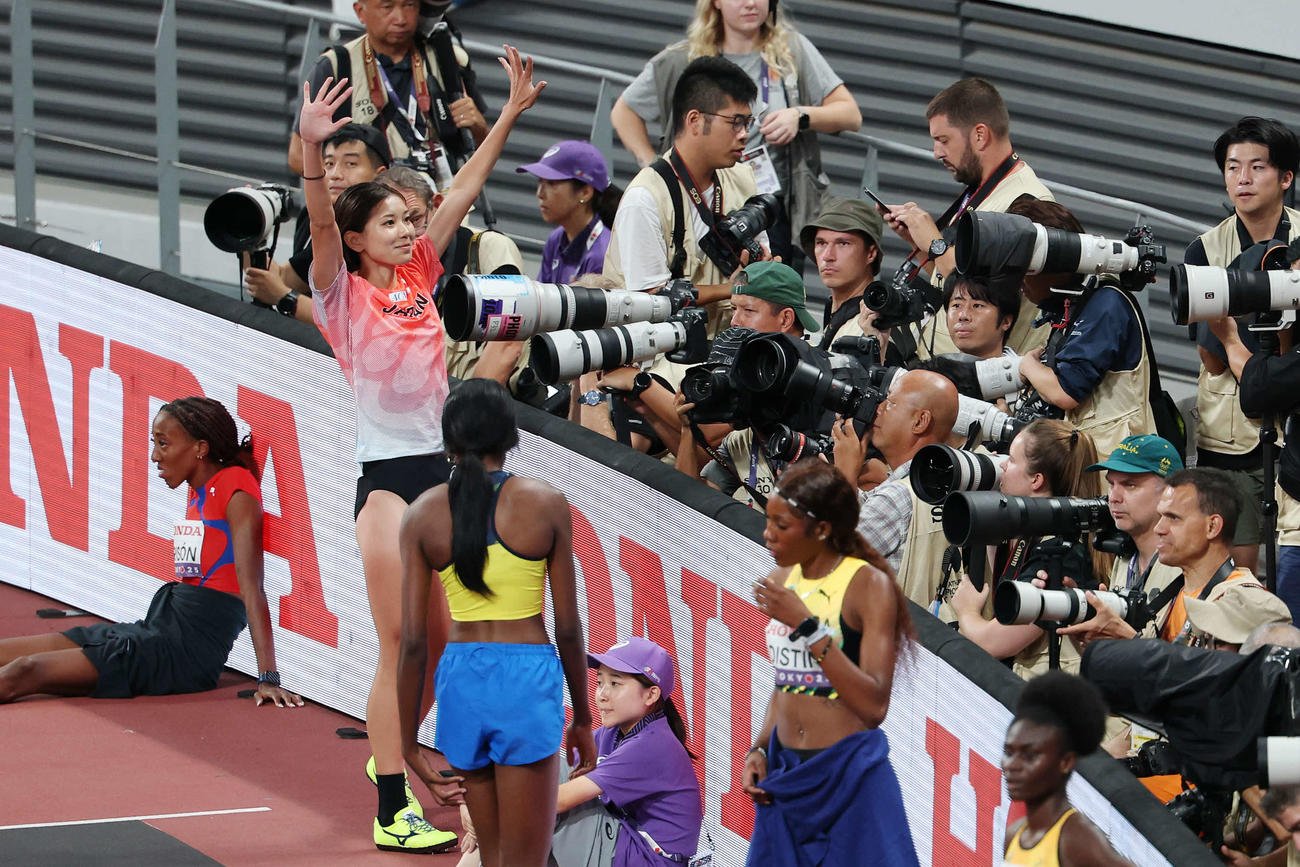女子走り高跳び予選　1メートル83をクリアした高橋（撮影・宮地輝）