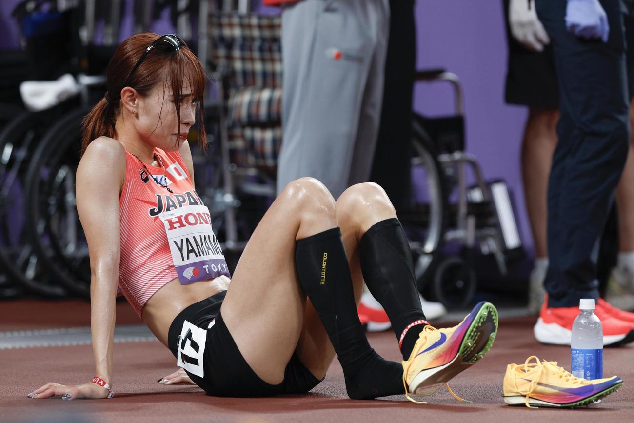 女子5000メートル予選　レースを終えた山本有真（共同）