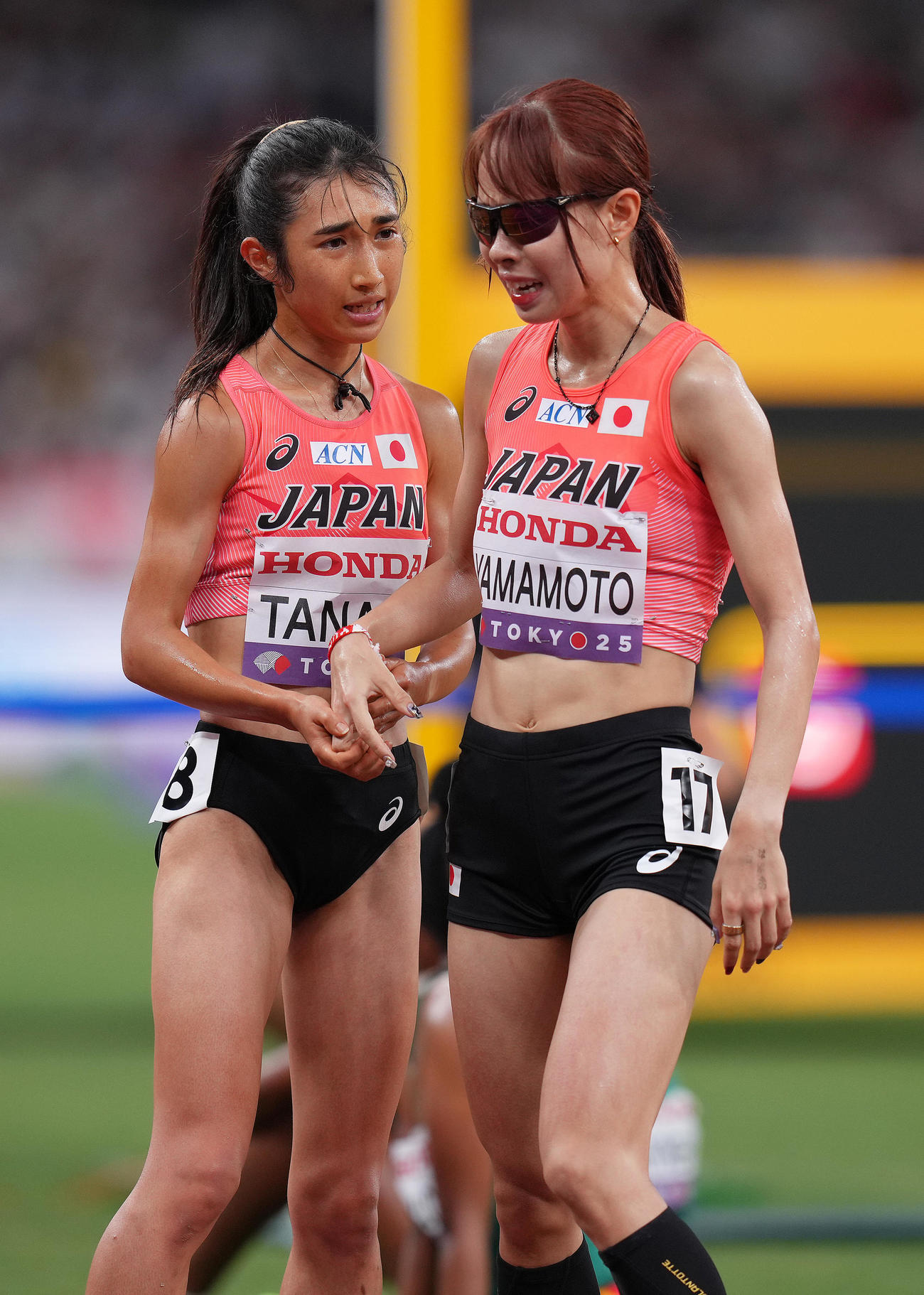 女子5000メートル予選　ゴールし会話を交わす田中（左）と山本（撮影・足立雅史）