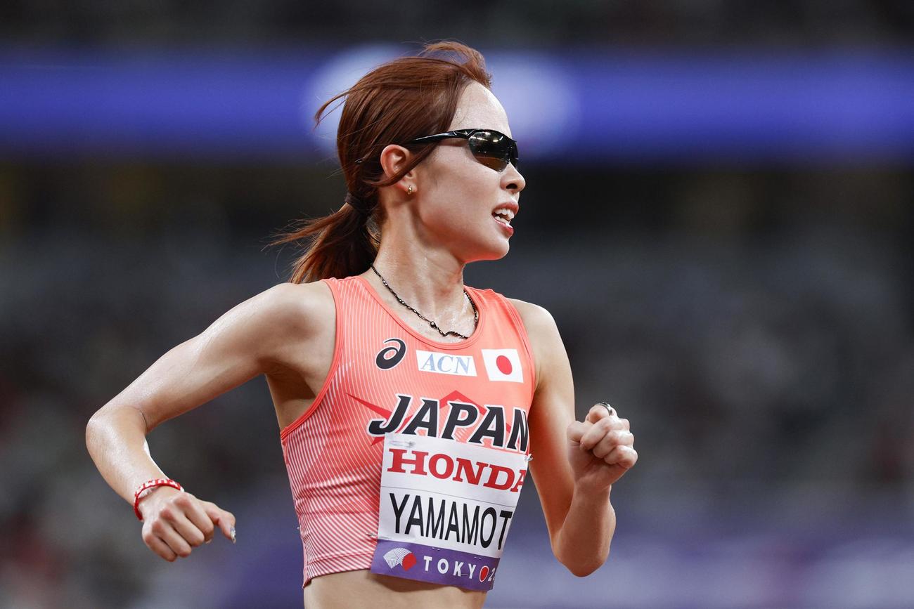 女子5000メートル予選　力走する山本有真（共同）
