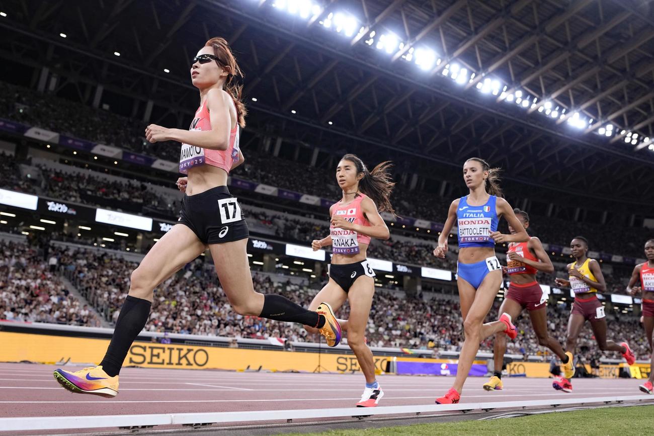 女子5000メートル予選　力走する（左から）山本有真（共同）