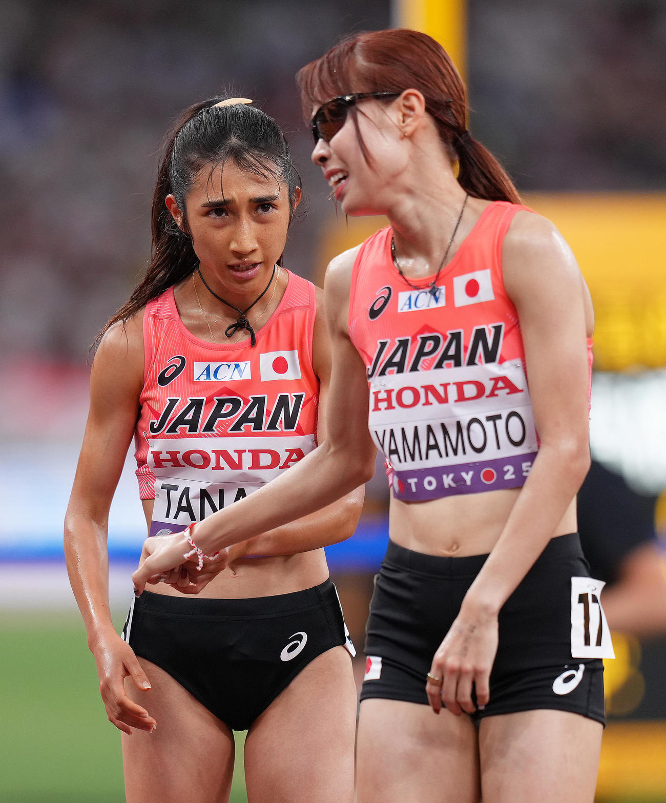 女子5000メートル予選　ゴールし会話を交わす田中（左）と山本（撮影・足立雅史）