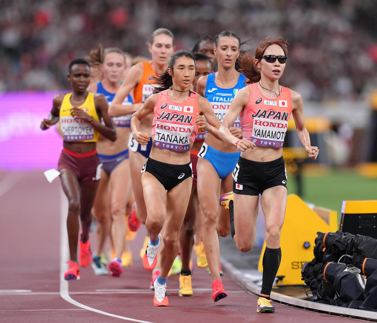 女子5000メートル予選　力走する山本（右）、田中（中央）（撮影・足立雅史）