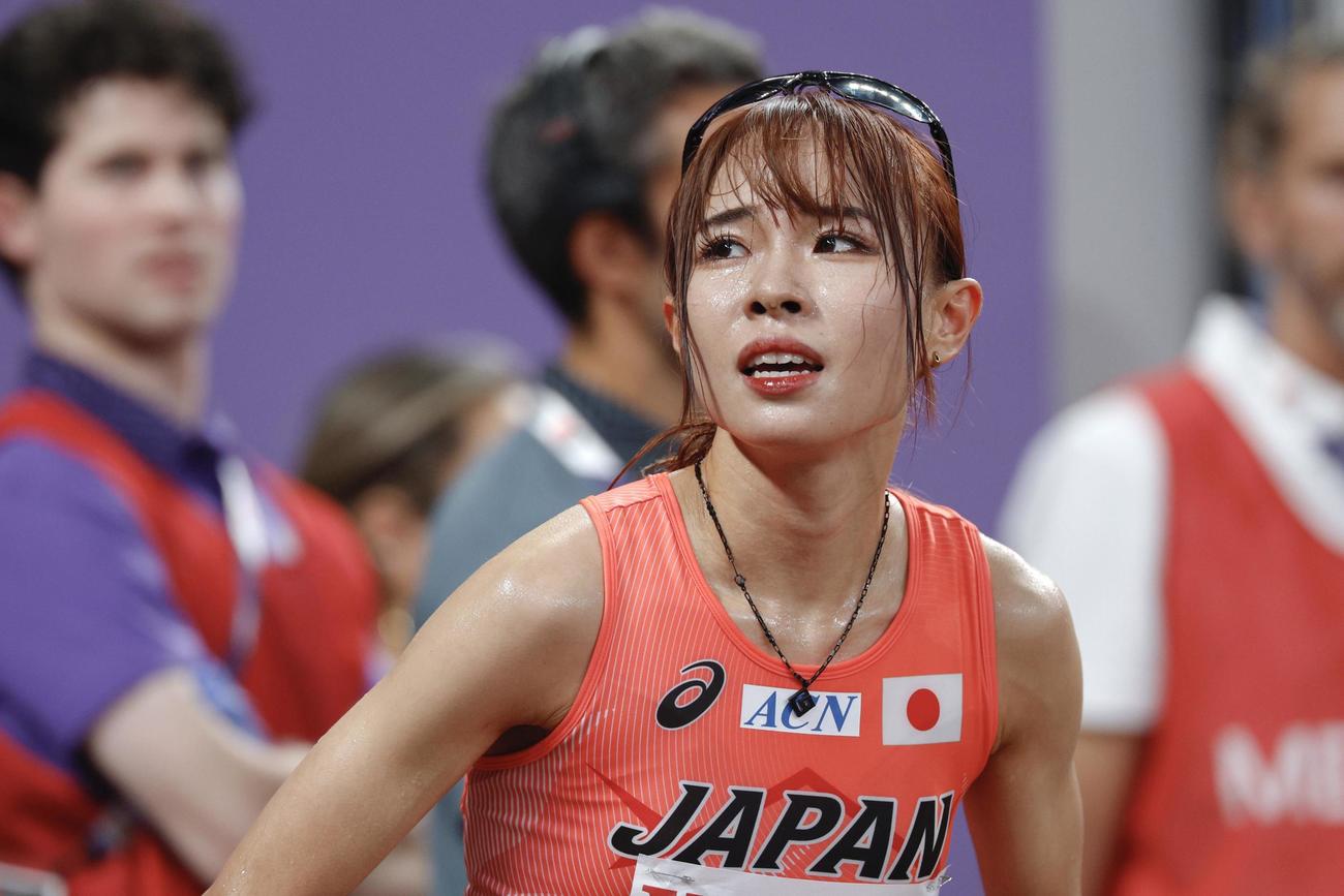 女子5000メートル予選　レースを終えた山本有真（共同）