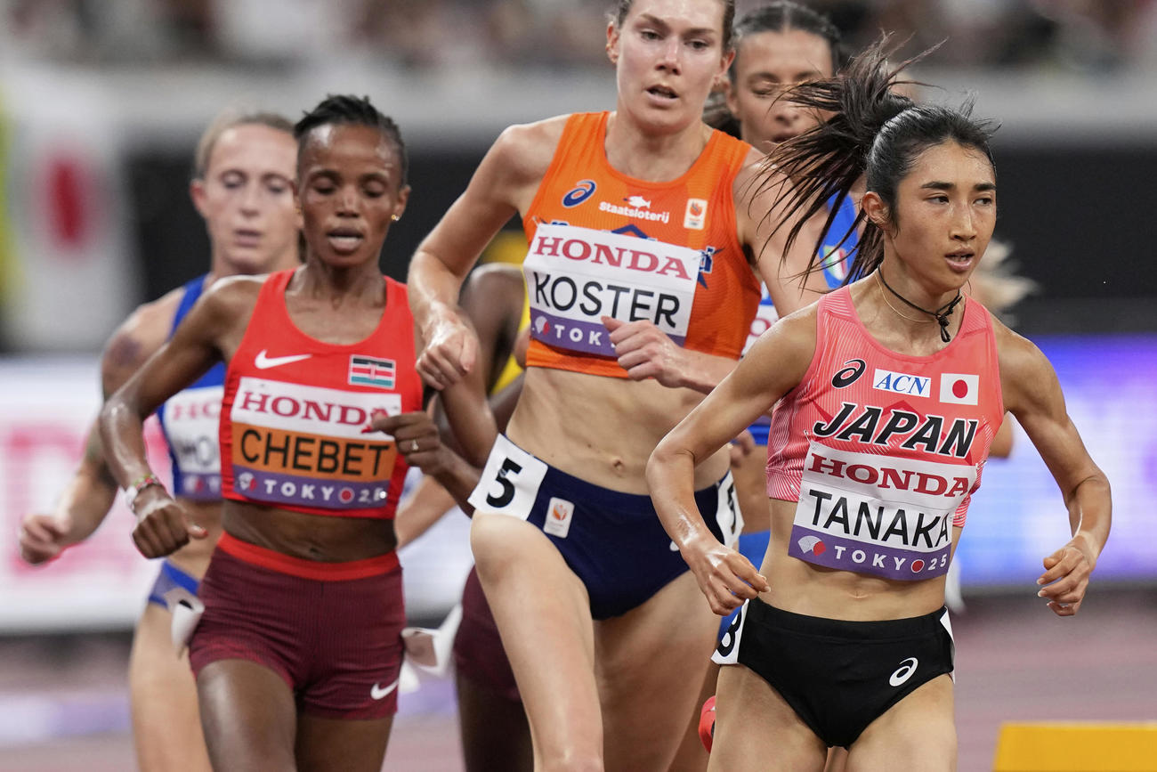 女子5000メートル予選　先頭を走る田中希実（右）（AP）