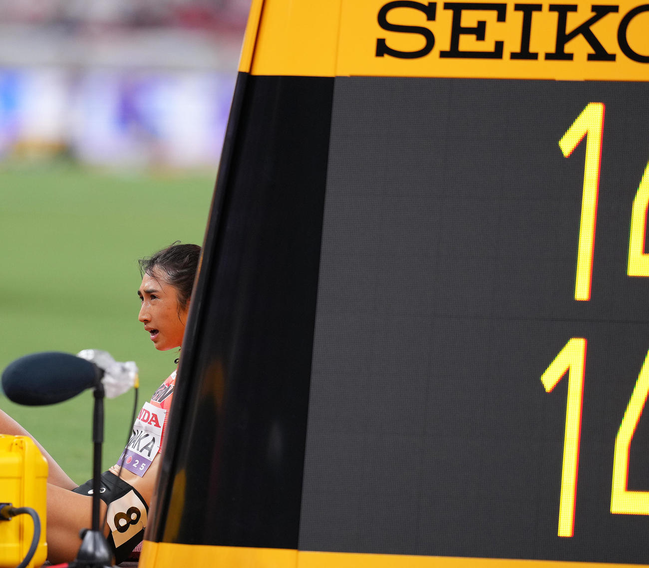 女子5000メートル予選　ゴールし、タイマーに寄りかかる田中（撮影・足立雅史）
