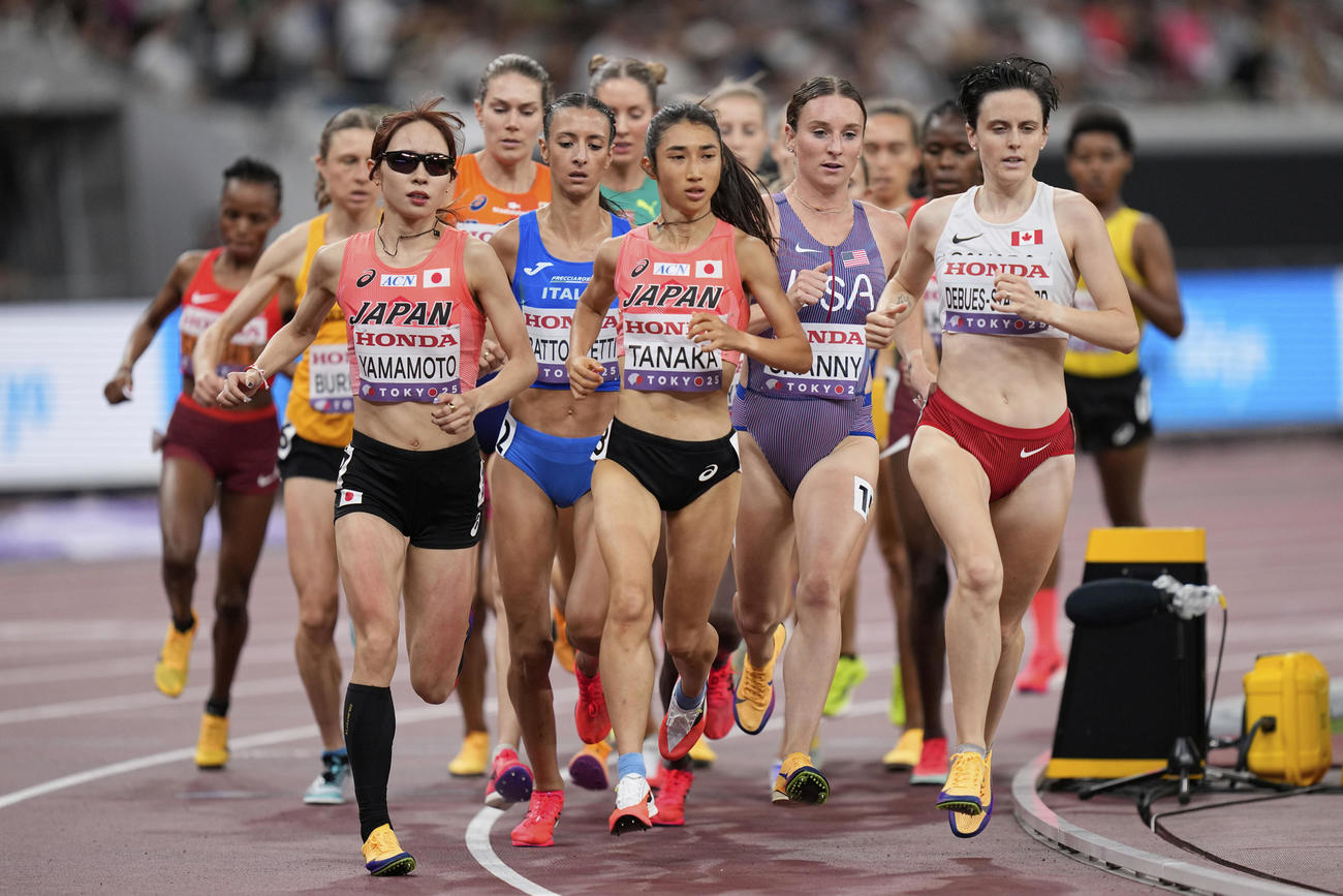 女子5000メートル予選　並んで先頭を走る田中（中央）と山本（左）（AP）