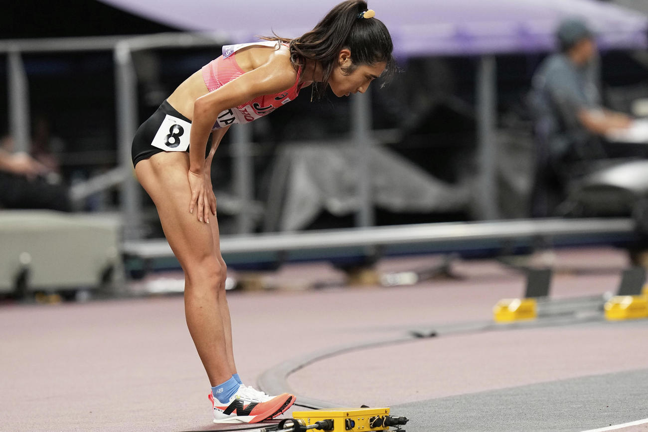 女子5000メートル予選　ゴールし礼をする田中希実（AP）