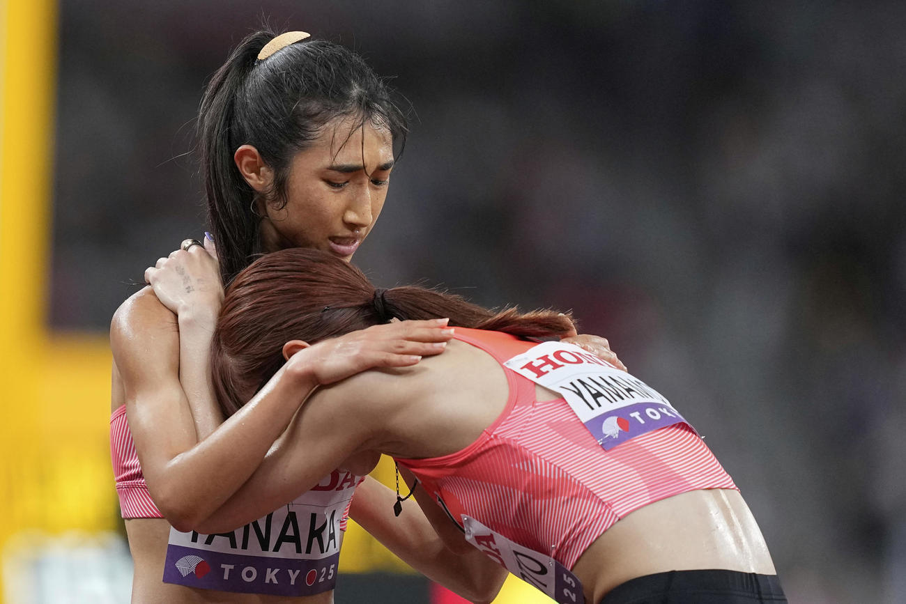 女子5000メートル予選　ゴールし会話を交わす田中（左）と山本（AP）