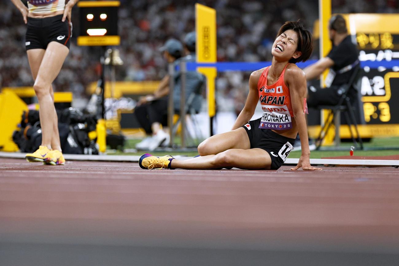 女子5000メートル予選　レースを終え、座り込む広中璃梨佳（共同）
