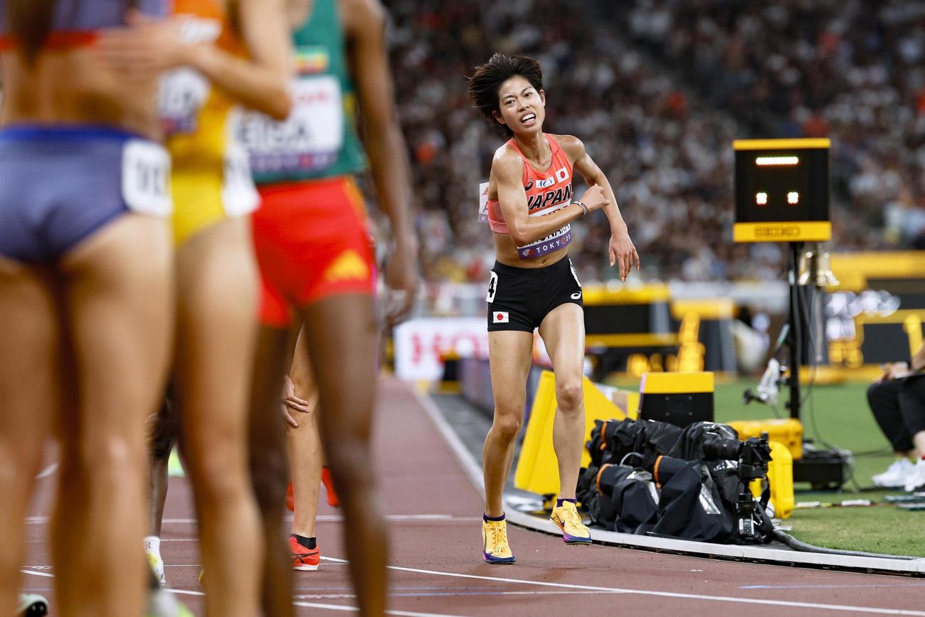 女子5000メートル予選　ゴールした広中璃梨佳（共同）