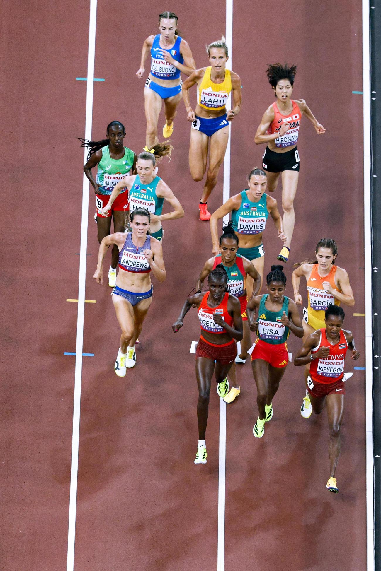 女子5000メートル予選　力走する広中璃梨佳（上右）（共同）