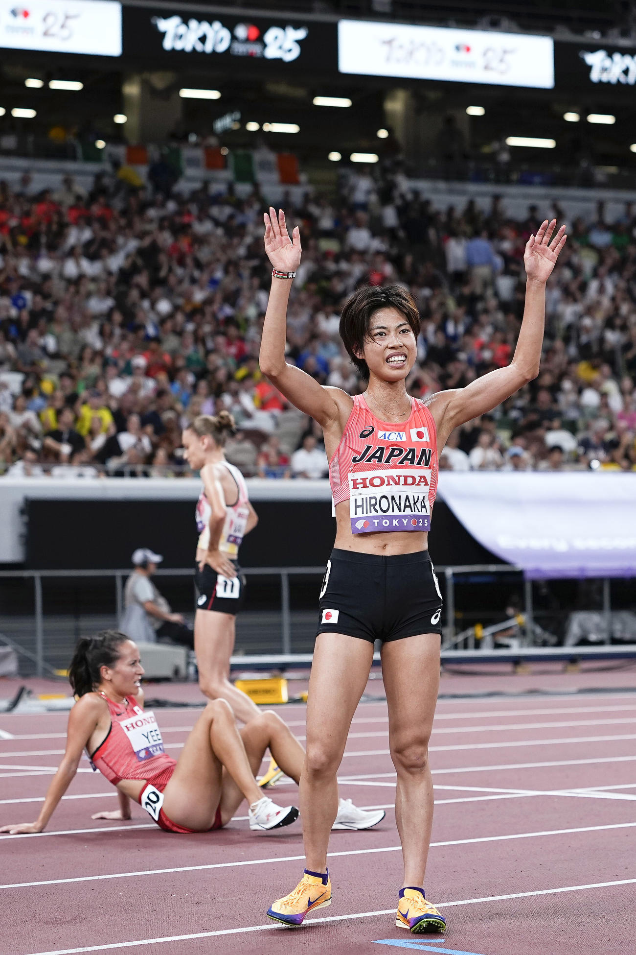女子5000メートル予選　レースを終え、声援に応える広中璃梨佳（共同）