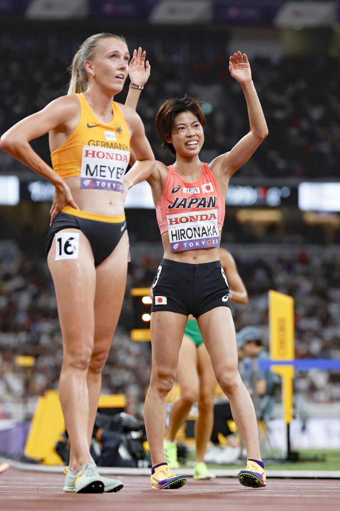 女子5000メートル予選　レースを終え、声援に応える広中璃梨佳（右）（共同）