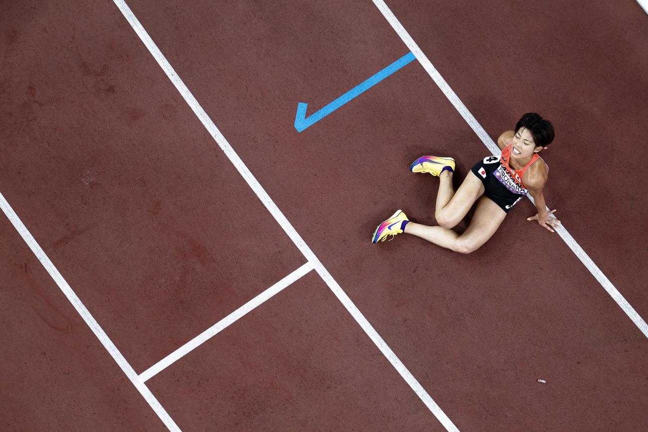 女子5000メートル予選　レースを終え、座り込む広中璃梨佳（共同）