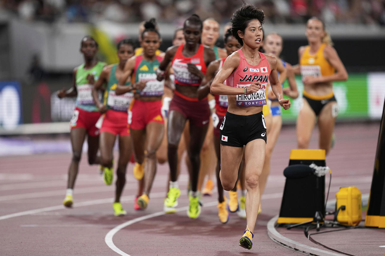 女子5000m予選2組　先頭でレースを引っ張る広中璃梨佳（AP）
