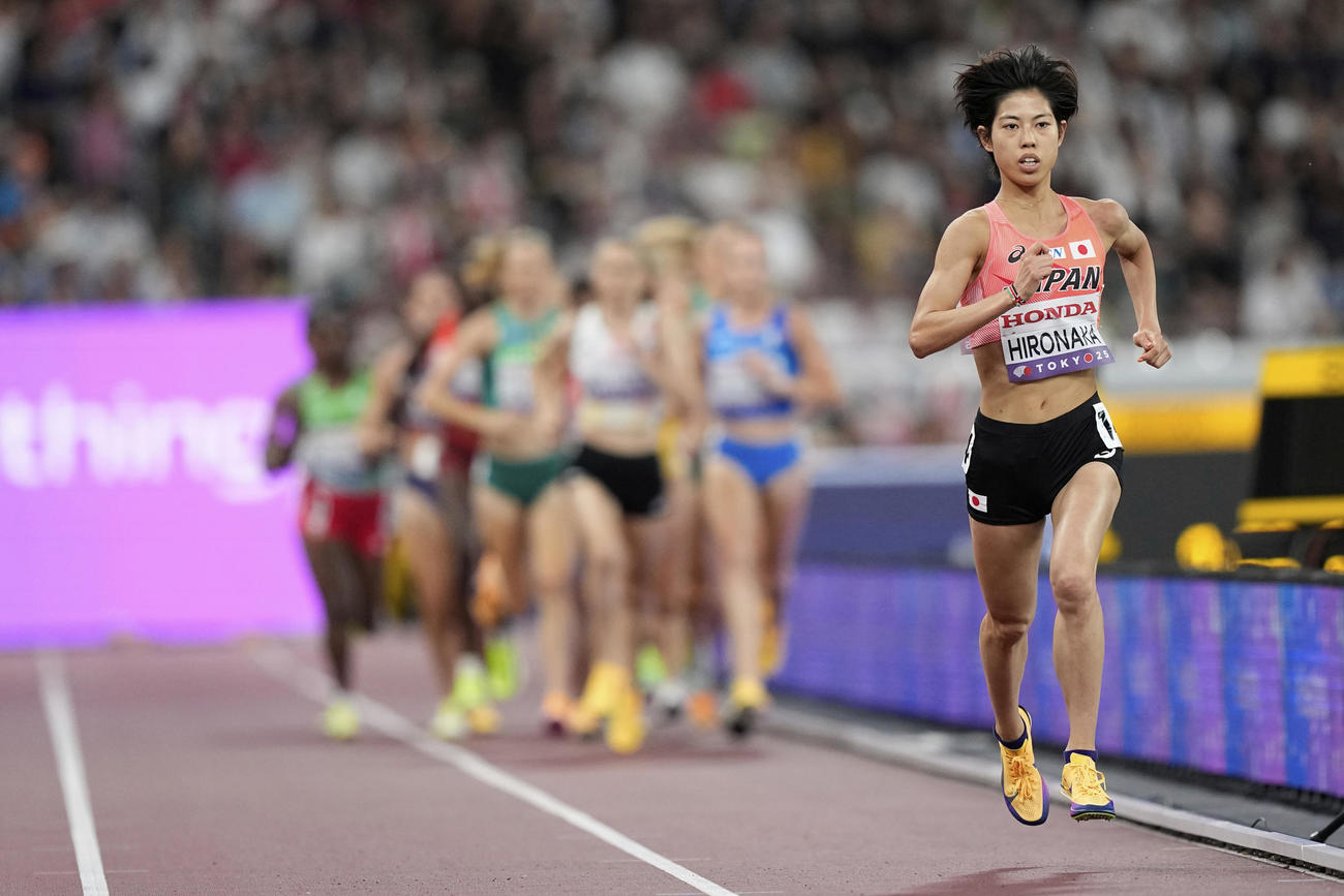 世界陸上女子5000メートル予選　先頭を走る広中（AP）