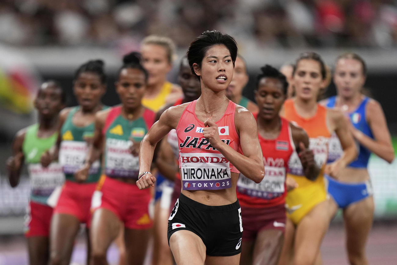 世界陸上女子5000メートル予選　先頭を走る広中（AP）