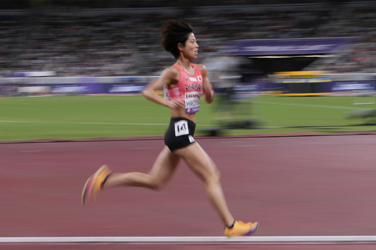 世界陸上女子5000メートル予選　先頭を走る広中（AP）