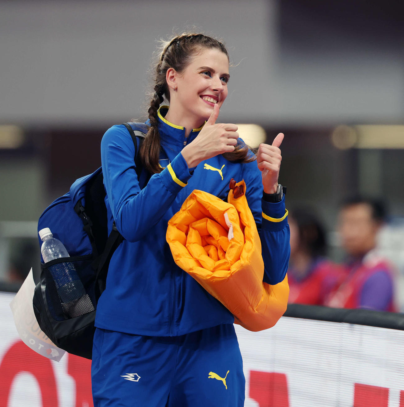 女子走り高跳び予選　決勝進出を決め笑顔でサムズアップするウクライナのマフチフ（撮影・宮地輝）