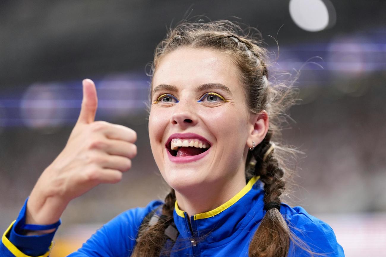 女子走り高跳び予選　競技を終え、笑顔を見せるヤロスラワ・マフチフ（共同）