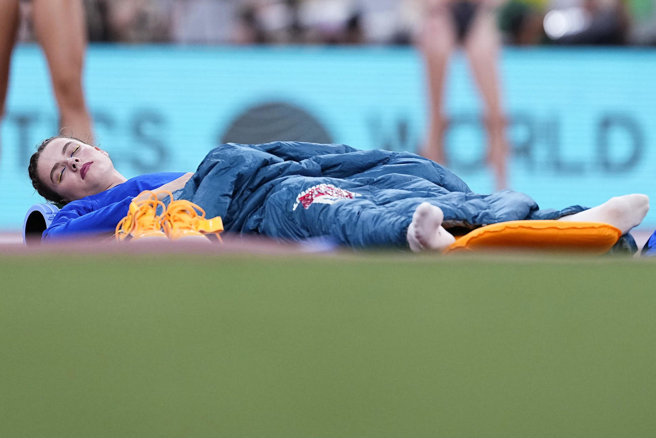 女子走り高跳び予選　競技の合間に横になるヤロスラワ・マフチフ（共同）