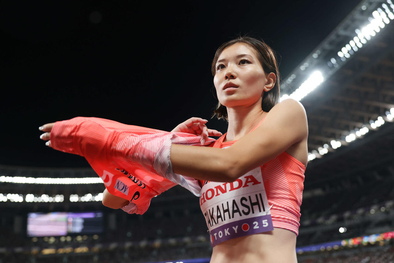 女子走り高跳び予選　1メートル88をクリアしウェアを着る高橋（撮影・宮地輝）