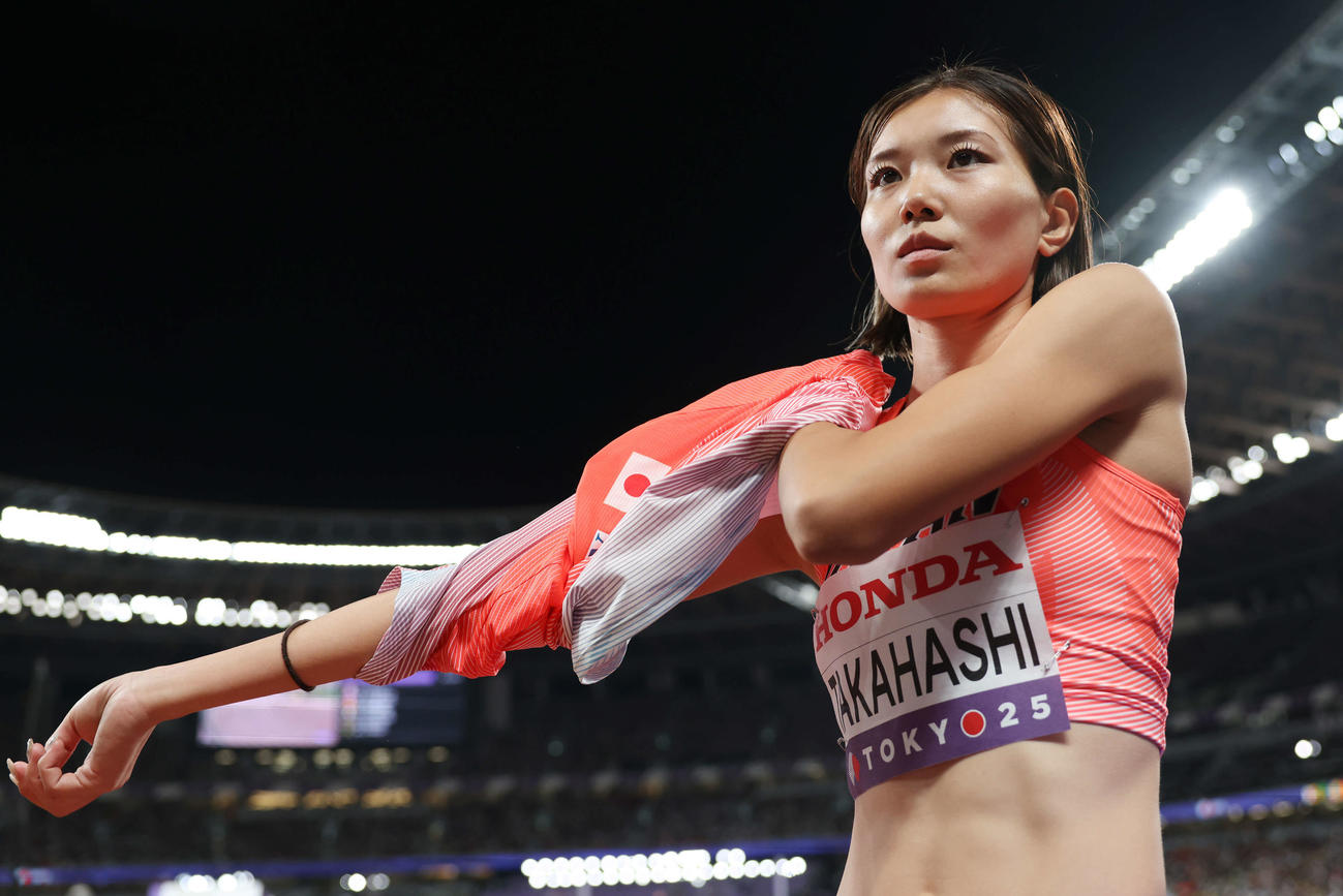 女子走り高跳び予選　1メートル88をクリアしウェアを着る高橋（撮影・宮地輝）