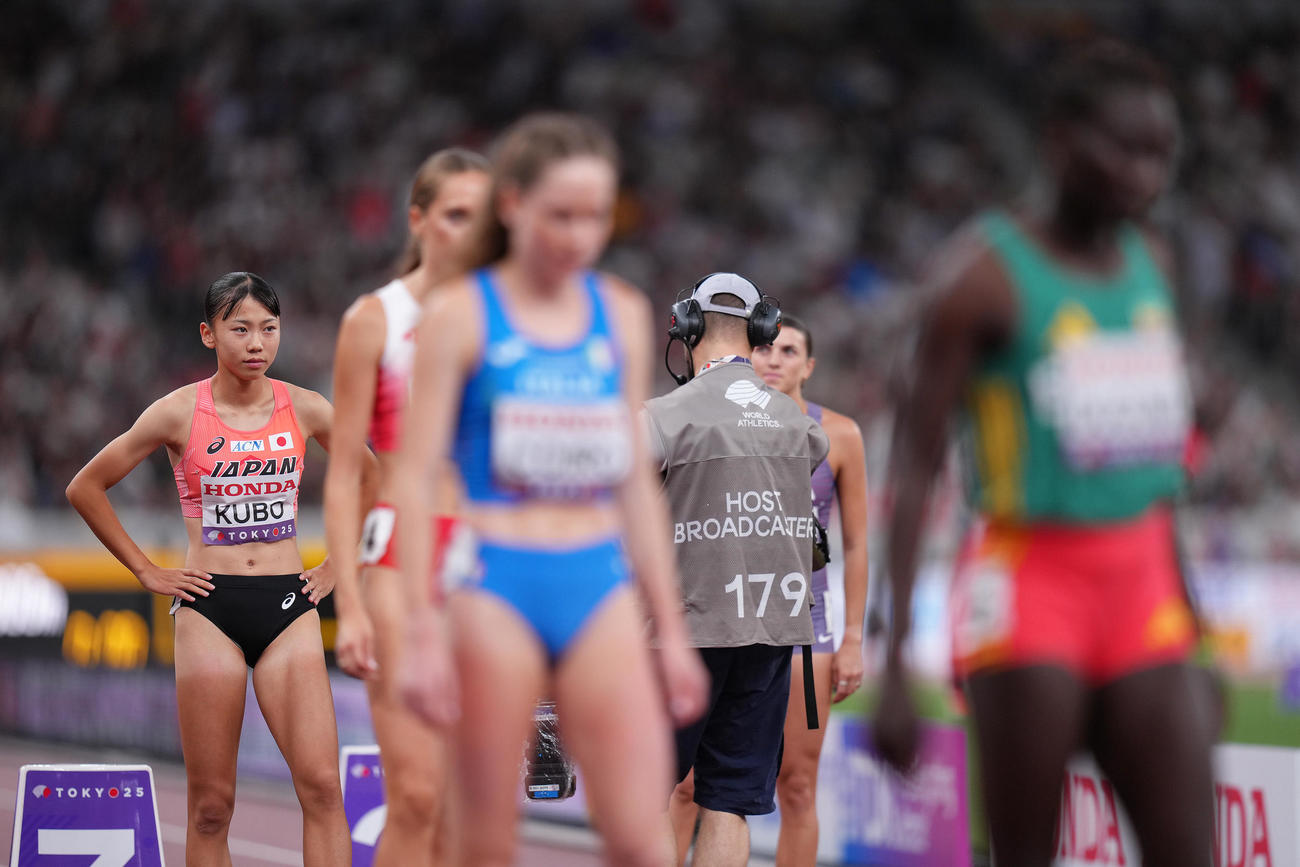 女子800メートル予選のスタートを迎える久保（左端）（撮影・足立雅史）