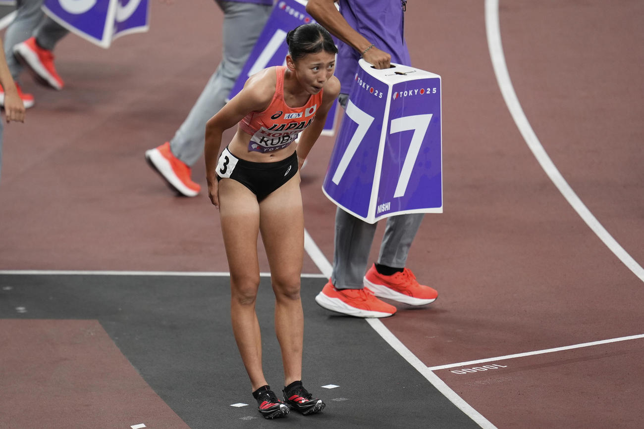 女子800メートル予選　レースを終えて礼をする久保凛（AP）