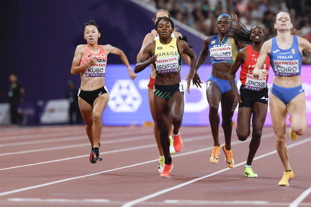 女子800メートル予選　ゴールに向かって力走する久保凜（左端）（共同）