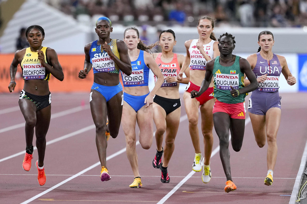 女子800メートル予選　力走する久保凜（中央）（共同）