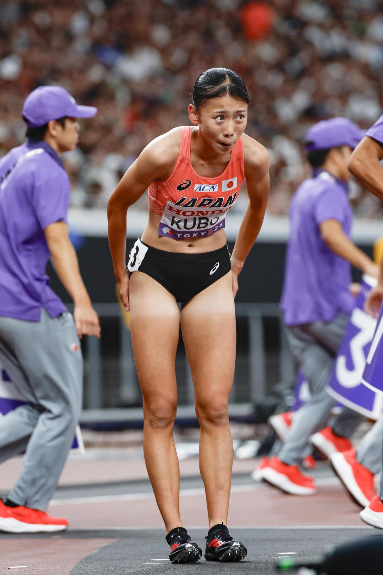 女子800メートル予選　レースを終え、一礼する久保凜（共同）
