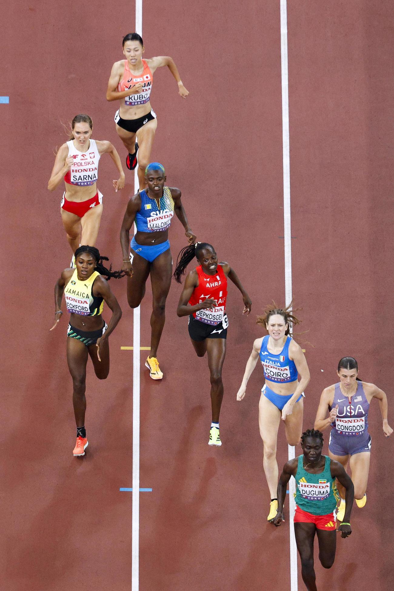 女子800メートル予選　力走する久保凜（上）（共同）