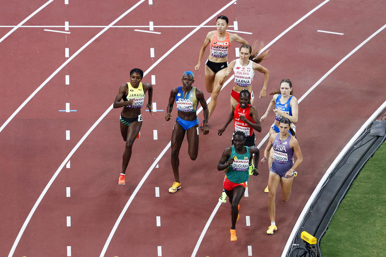 女子800メートル予選　力走する久保凜（上）（共同）