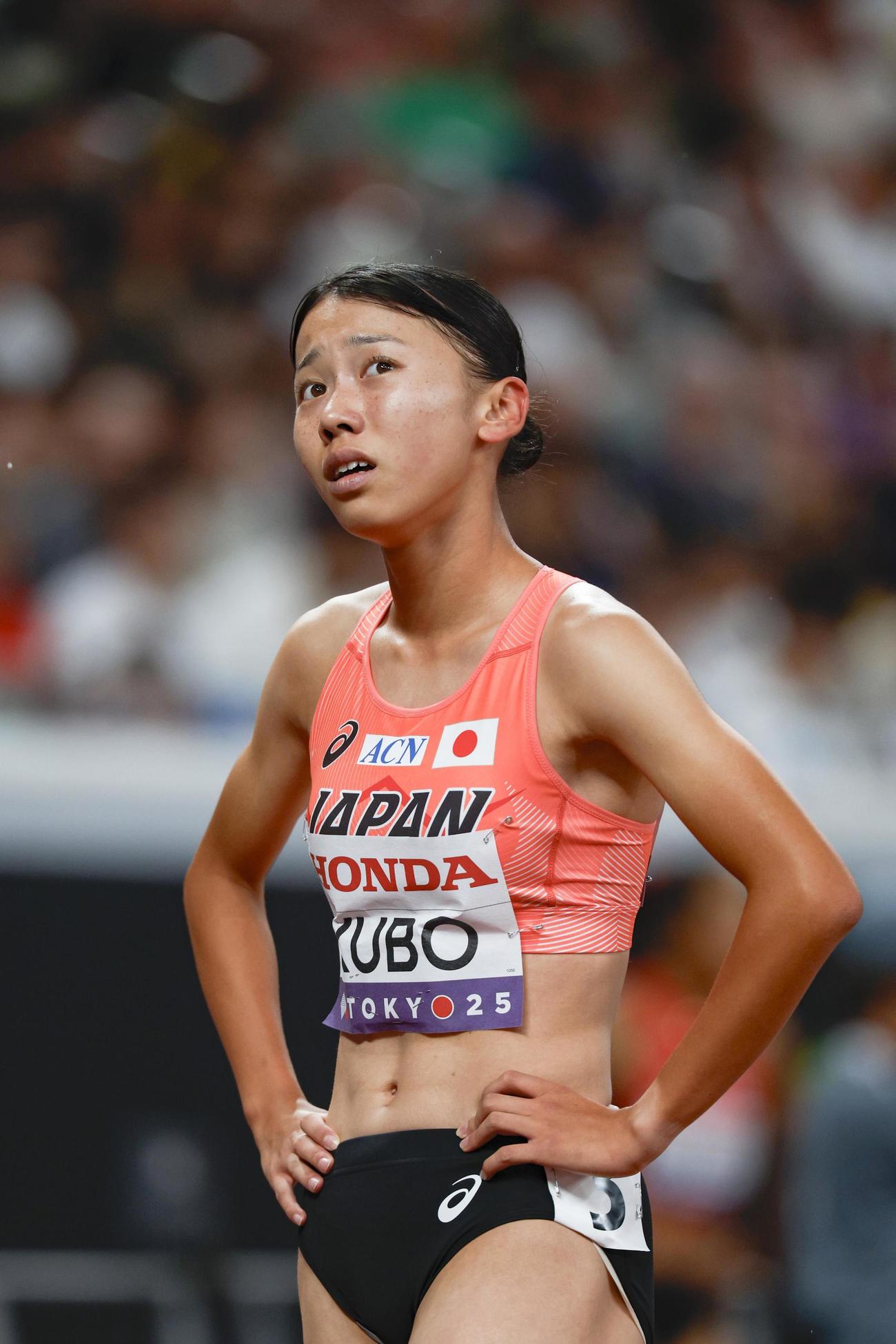 女子800メートル予選　レースを終えた久保凜（共同）
