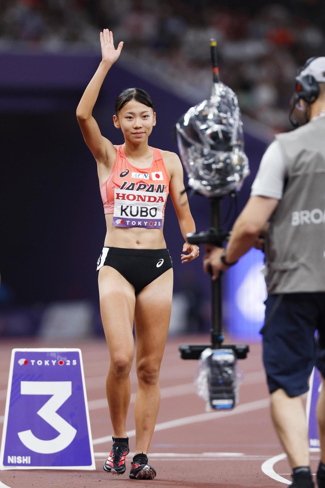 女子800メートル予選　レースに臨む久保凜（共同）