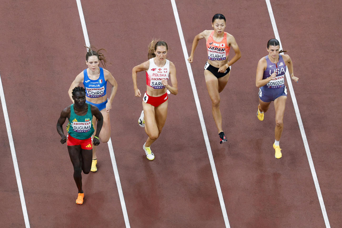 女子800メートル予選　力走する久保凜（右から2人目）（共同）