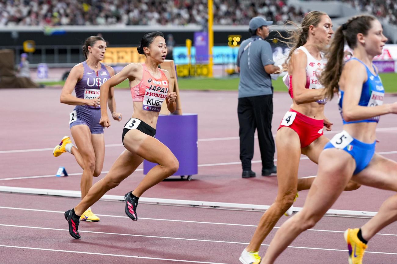 女子800メートル予選　力走する久保凜（左から2人目）（共同）