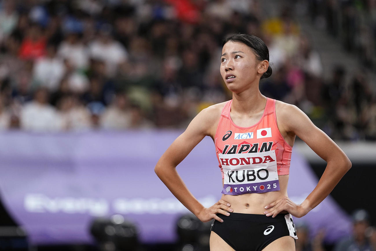 女子800メートル予選　ゴール後、タイムを確認する久保凜（共同）