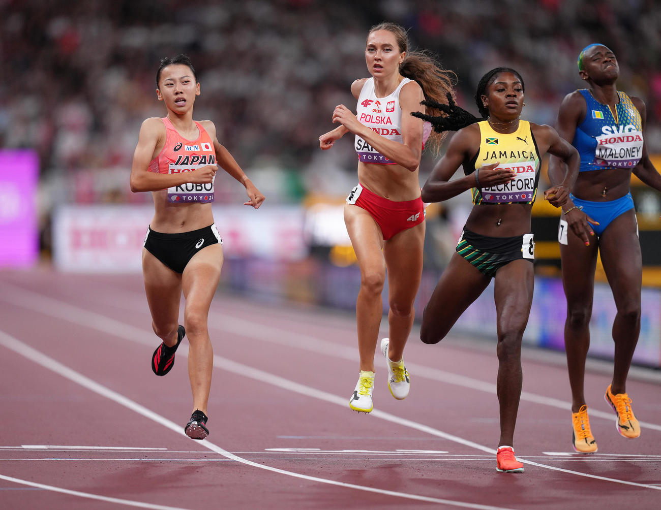 女子800メートル予選で敗退となった久保（左端）（撮影・足立雅史）