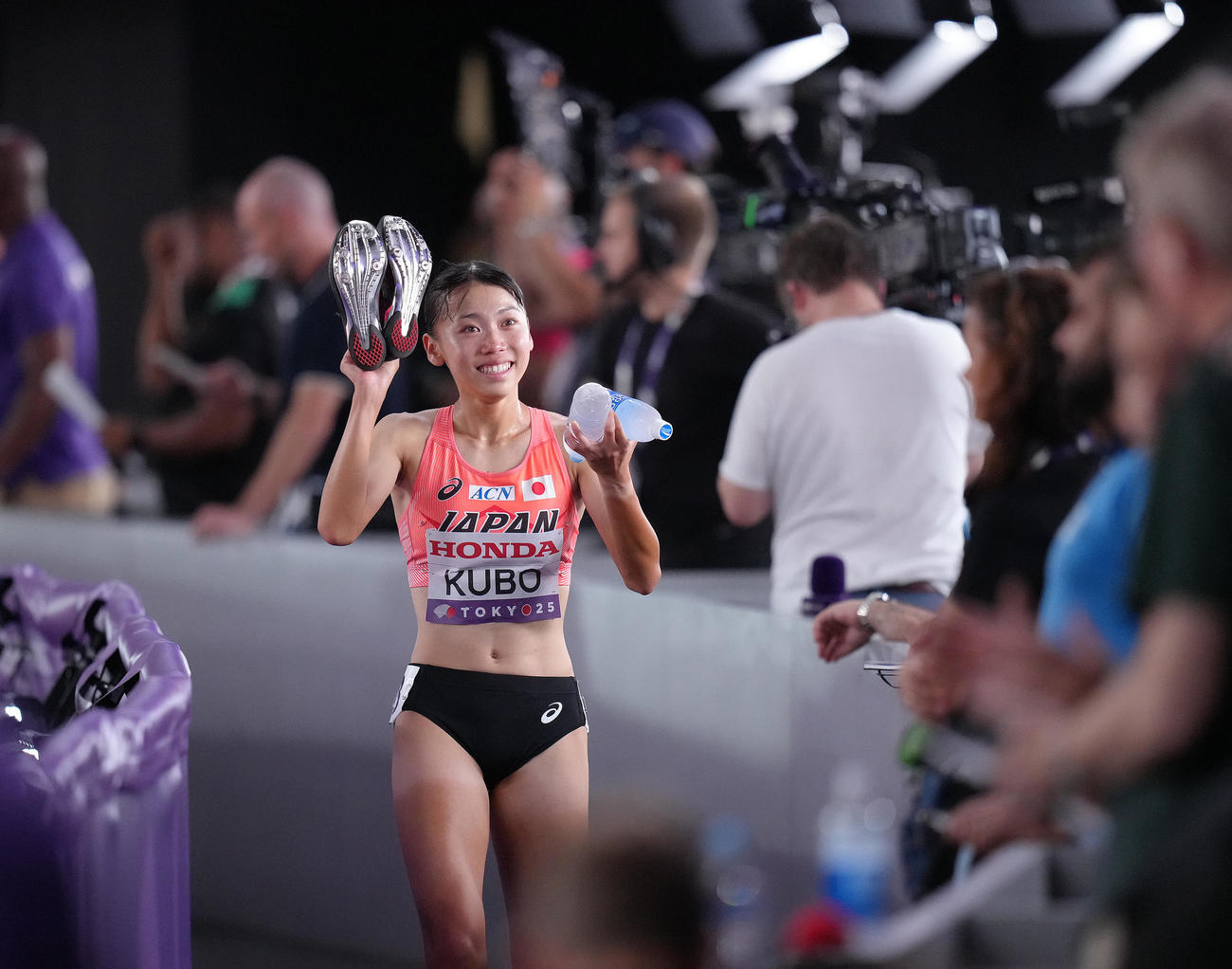 女子800メートル予選で敗退となった久保はミックスゾーンでの取材を終え、明るく前を向く（撮影・足立雅史）