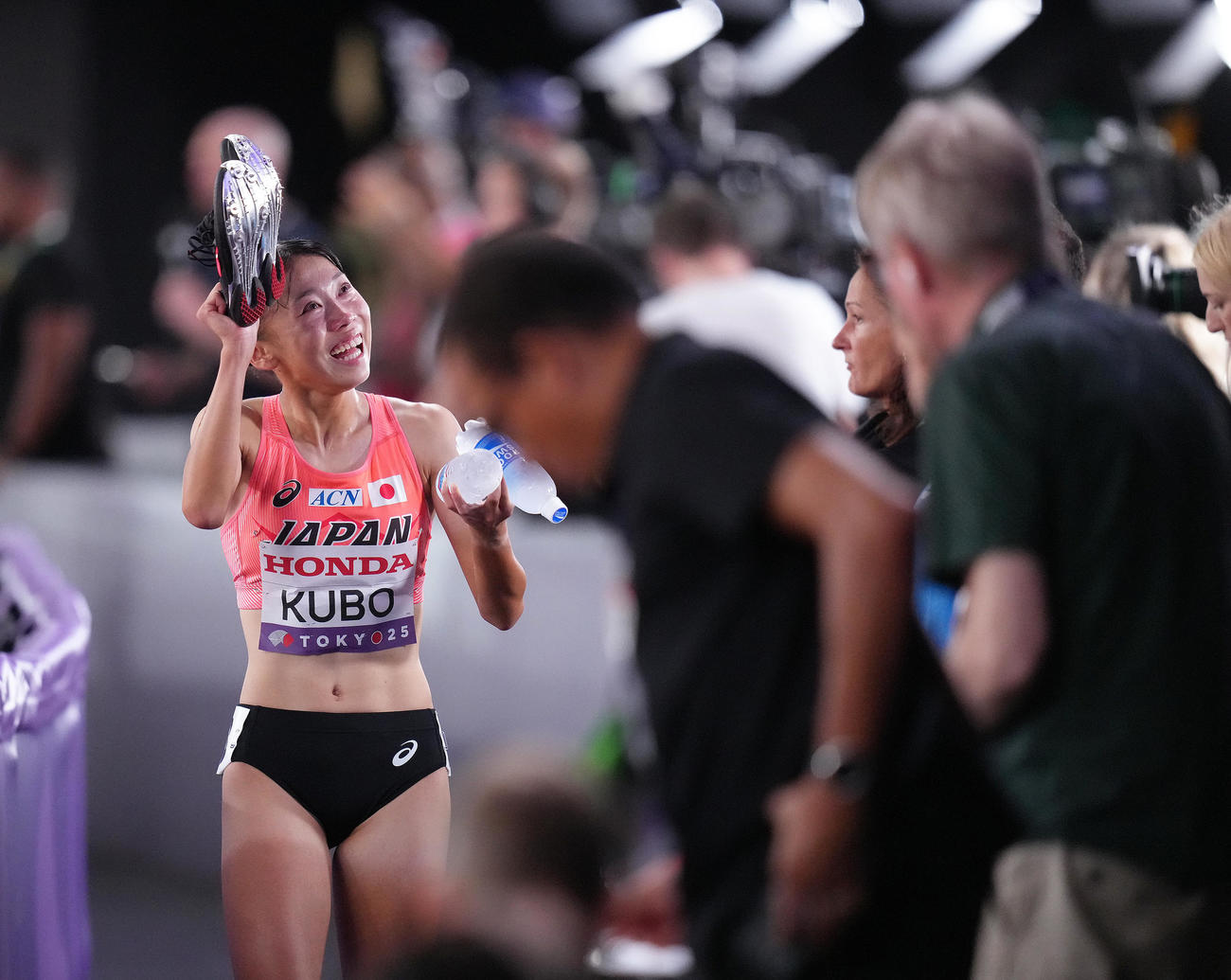 女子800メートル予選で敗退となった久保はミックスゾーンでの取材を終え、明るく前を向く（撮影・足立雅史）