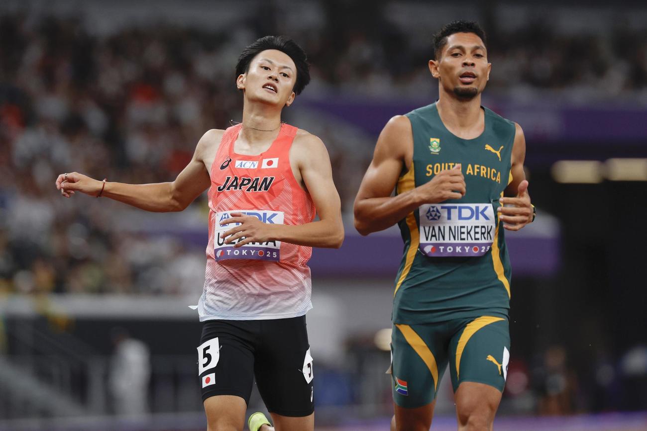 男子200メートル準決勝　ゴールした鵜沢飛羽（左）（共同）