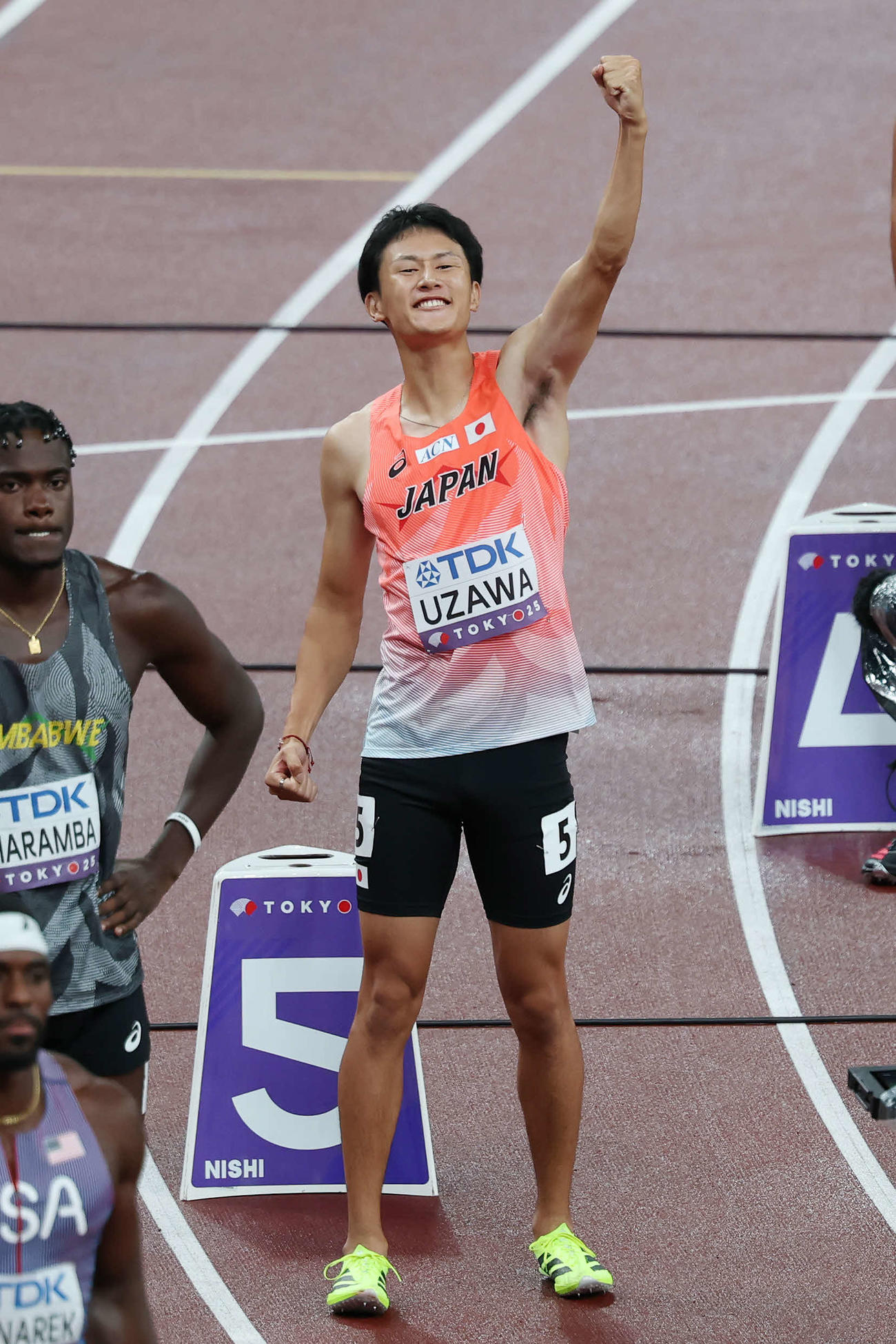 男子200メートル準決勝　レース前、ポーズをとる鵜沢（撮影・宮地輝）