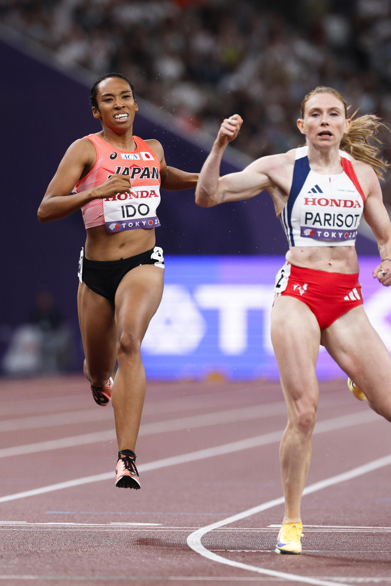 女子200メートル準決勝　ゴールする井戸アビゲイル風果（左）（共同）