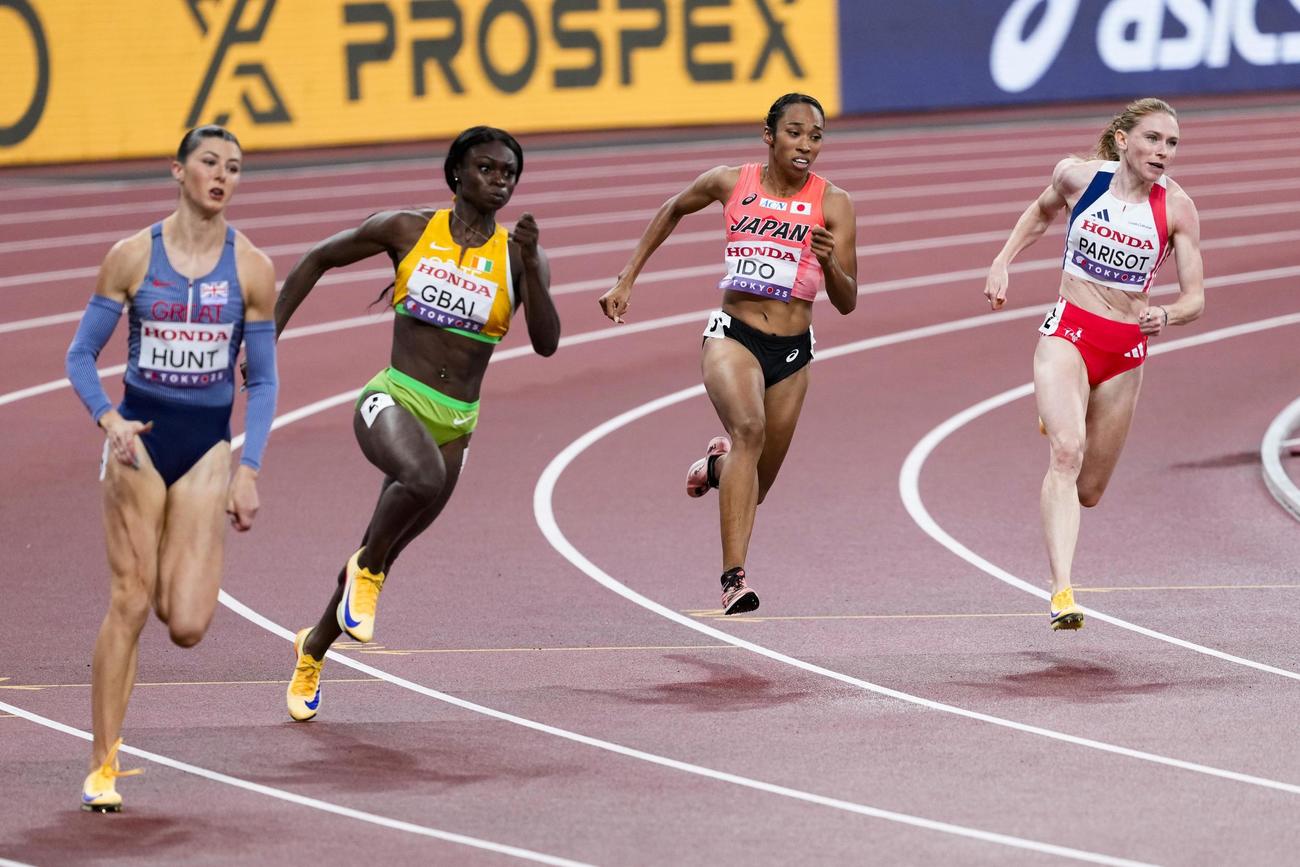 予選で力走する井戸アビゲイル風果（共同）