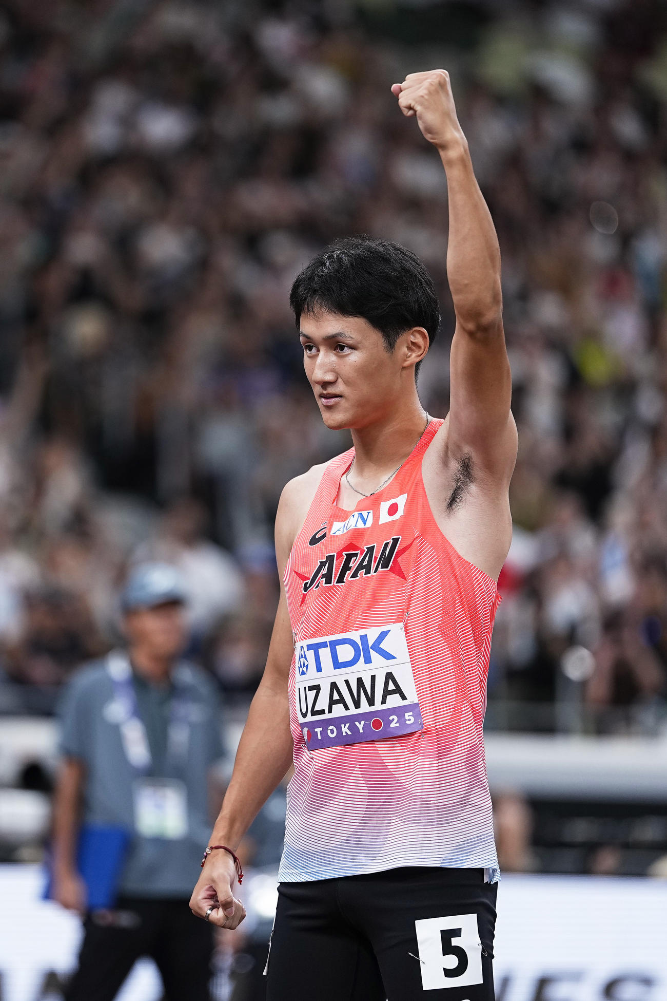 男子200メートル準決勝　レース前、拳を突き上げる鵜沢飛羽（共同）